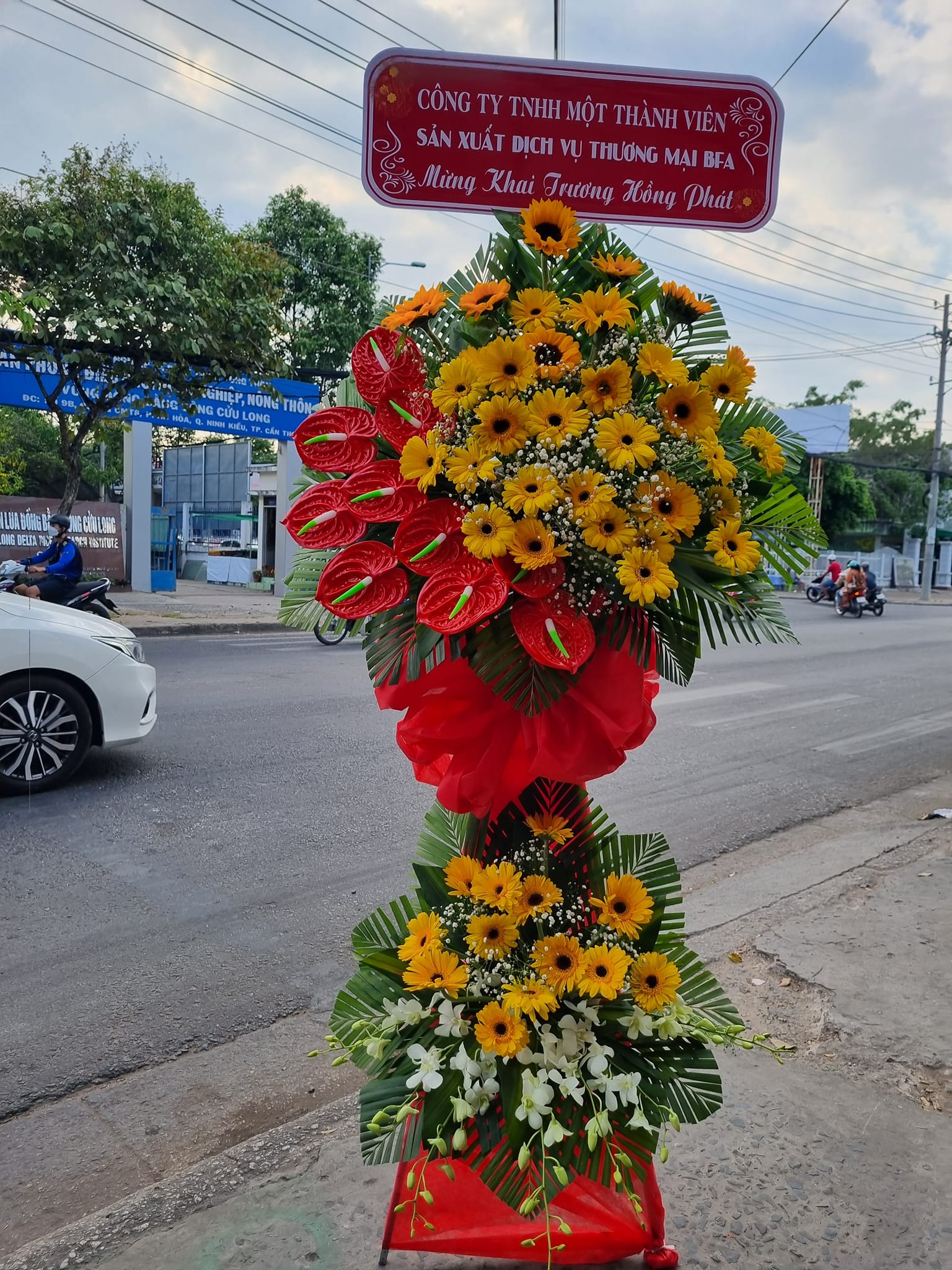 Kệ Hoa Chúc Mừng Tone Vàng Truyền Thống – CM139
