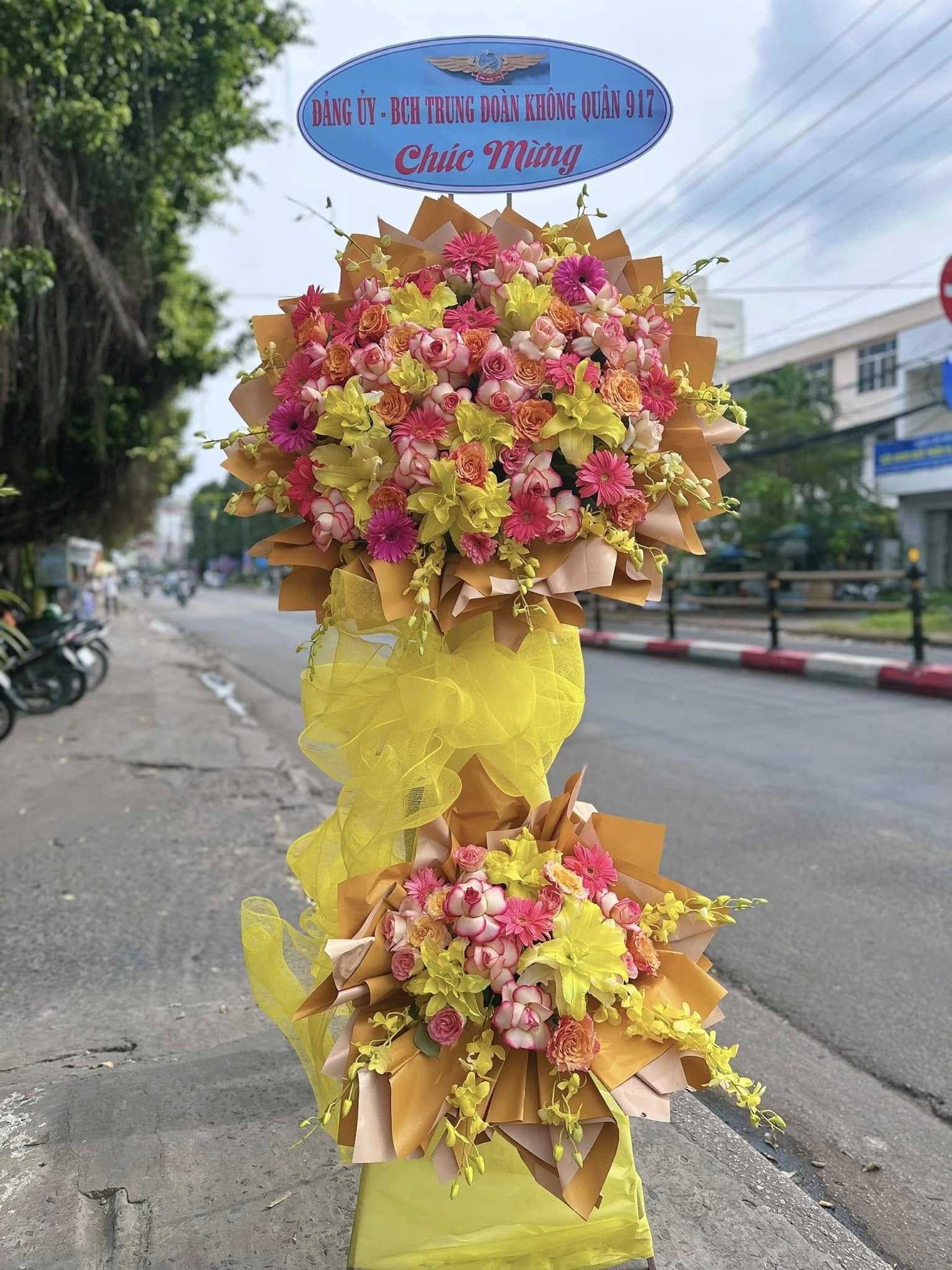 Kệ Hoa Khai Trương Tone kem Vàng Thanh Lịch – CM156